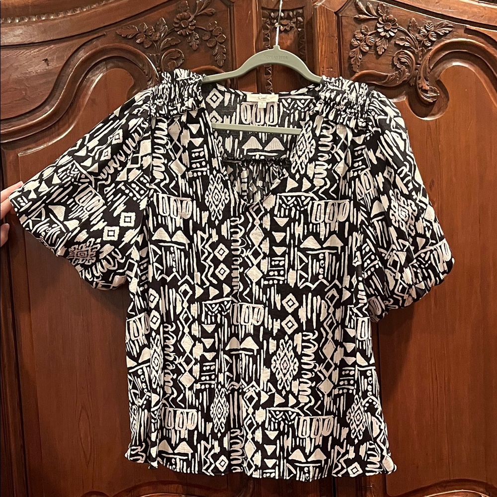 Easel Black and White Patterned Blouse